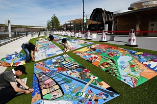 人工芝エリアに飾られた子どもたちの絵画作品＝大阪市此花区（撮影・斎藤雅志）