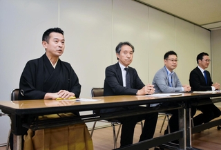 鈴木商店を題材にした講談会の開催をＰＲする旭堂南龍さん（左端）ら＝５日午後、神戸市役所