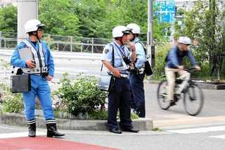 自転車の交通違反を取り締まる警察官＝神戸市中央区