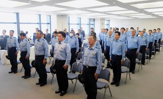 長年の勤務成績が認められ、表彰された警察官や職員＝県警本部