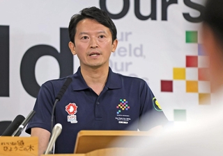 会見で質問に答える斎藤元彦知事＝６日午後、神戸市中央区、兵庫県庁（撮影・笠原次郎）