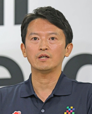 会見で質問に答える斎藤元彦知事＝６日午後、神戸市中央区、兵庫県庁（撮影・笠原次郎）
