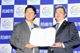 所有者不明などの空き家対策で連携協定を結んだ尼崎市の松本真市長（左）と兵庫県司法書士会の野上英則会長＝尼崎市役所