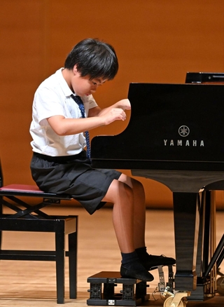 地区予選で練習の成果を披露する参加者＝神戸市中央区東川崎町１、神戸新聞松方ホール（撮影・大田将之）