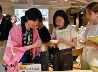 三田の米と上越のおかずを味わう参加者ら＝東京都千代田区