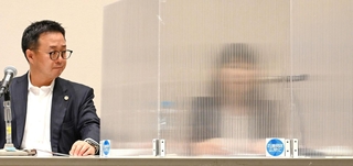 立花孝志氏に対する刑事告訴が受理され、会見をする竹内英明前兵庫県議の妻（右）＝８日午後、神戸市中央区元町通４（撮影・斎藤雅志）