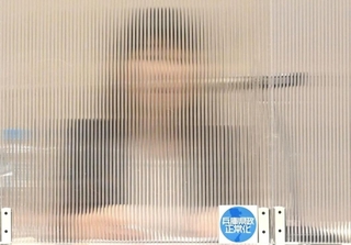 立花孝志氏に対する刑事告訴が受理され、会見をする竹内英明前兵庫県議の妻(右)=8日午後、神戸市中央区元町通4(撮影・斎藤雅志)