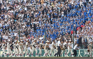 済美を破り、応援席にあいさつをして引き揚げる東洋大姫路の選手たち＝８日午後、西宮市の甲子園球場（撮影・大田将之）