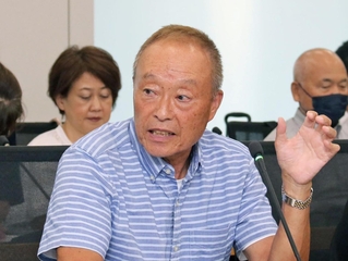 訴訟で和解が成立し、報告集会で思いを語る尾上一郎さん＝８日午後、大阪市北区西天満１