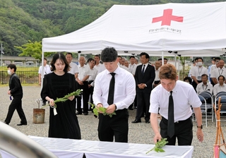 犠牲者を悼み花を手向ける遺族ら＝９日午前、兵庫県佐用町久崎