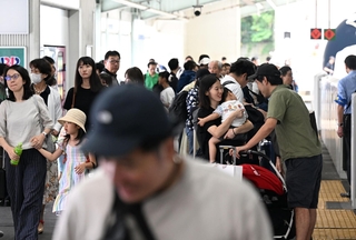 大きな荷物を抱えた親子連れらで混み合う新幹線のホーム＝９日午前、神戸市中央区葺合町、ＪＲ新神戸駅（撮影・風斗雅博）