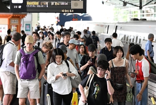お盆休みの帰省客や外国人観光客らでにぎわう新幹線のホーム＝９日午前、神戸市中央区葺合町、ＪＲ新神戸駅（撮影・風斗雅博）