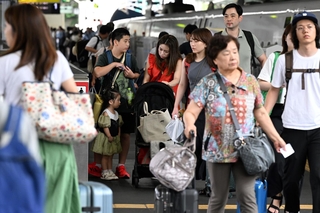 大きな荷物を抱えた親子連れらでにぎわう新幹線のホーム＝９日午前、神戸市中央区葺合町、ＪＲ新神戸駅（撮影・風斗雅博）