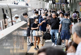 お盆休みの帰省客らで混み合う新幹線のホーム＝９日午前、神戸市中央区、ＪＲ新神戸駅（撮影・風斗雅博）
