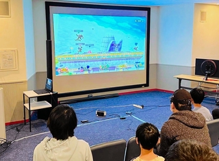 ゲームを使った交流会に参加する子どもら（一般社団法人「ｚｕｔｔｏ」提供）