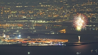 夏休み期間中の毎晩、万博会場近くの夜空を彩る打ち上げ花火＝神戸市灘区六甲山町、六甲山天覧台から望む