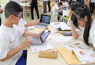 理科の授業で、多目的室に移動しグループ学習に取り組む生徒たち＝神戸市長田区真野町、長田中学校