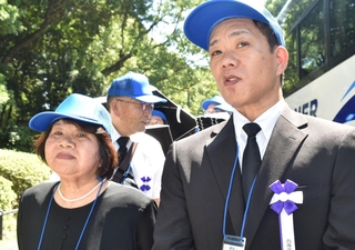 亡き父を思い、会場へ向かう三木宏子さん（左）と長男の学さん＝１５日午前、東京都千代田区、日本武道館