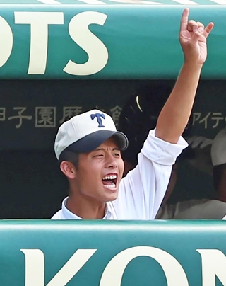 マウンドに声をかける記録員の大和周矢さん＝15日午前、西宮市の甲子園球場（撮影・丸山桃奈）