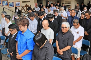 犠牲となった６万人もの船員らの冥福を祈って黙とうする慰霊式典の参列者＝１５日正午、神戸市中央区海岸通３（撮影・小林良多）