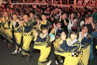 木造やぐらを囲み、デカンショ節に合わせて舞う踊り手たち＝１５日夜、丹波篠山市北新町（撮影・秋山亮太）