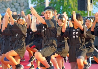 デカンショ節に合わせて舞う踊り手たち＝１５日午後、丹波篠山市北新町