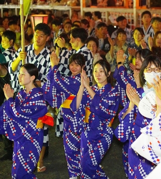 デカンショ節に合わせて舞う踊り手たち＝１５日夜、丹波篠山市北新町