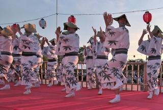 デカンショ節に合わせて舞う踊り手たち＝１５日午後、丹波篠山市北新町