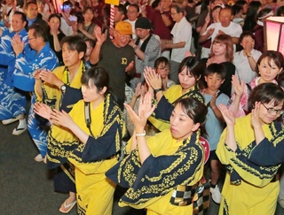木造やぐらを囲み、デカンショ節に合わせて踊る人たち＝１５日夜、丹波篠山市北新町