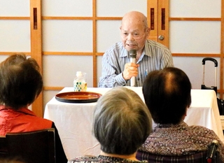 満州開拓団での体験を語る山下幸雄さん＝豊岡市但東町中山