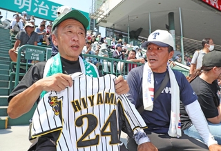 試合前、元阪神の桧山進次郎さんの応援歌をつくった市野和則さん（左）と話す東洋大姫路・白鳥翔哉真選手の父、一馬さん＝１７日午後、西宮市の甲子園球場（撮影・辰巳直之）