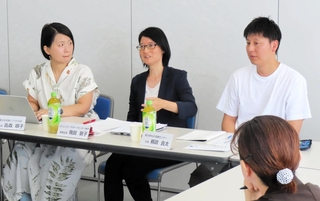会合に参加した（左から）高森順子「阪神大震災を記録しつづける会」事務局長、飛田敦子コミュニティ・サポートセンター神戸事務局長、頼政良太被災地ＮＧＯ恊働センター代表＝神戸新聞社（撮影・小林由佳）