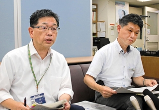 インターネット上の人権侵害を防止する条例案について説明する（左から）兵庫県の北茂正・県民生活部次長と大西信一郎・人権推進室長＝県庁