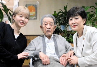 ８０年前に広島で被爆した体験を娘のカオルさん（右）、孫の万祐子さん（左）に語る鈴木照二さん＝神戸市東灘区