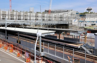 建設が進む手柄山平和公園駅の駅舎＝姫路市西延末