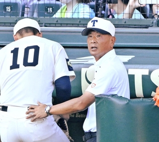 先発した阪下漣投手をねぎらう東洋大姫路の平野真吾部長＝１９日午後、西宮市の甲子園球場（撮影・斎藤雅志）
