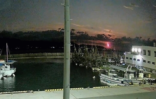 明石港から観測された火球とみられる明るい光＝明石市港町（魚英提供）
