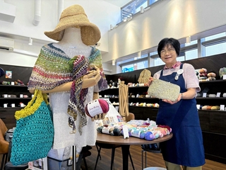 ３００種類以上の世界の糸が並ぶ店内。試し編みやアドバイスもしてくれる＝神戸市中央区北長狭通５、ｍｉｃｏｎｏ神戸元町本店