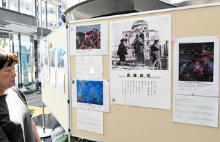 原爆投下後の写真などを通して、平和の大切さを訴える展示＝神戸市垂水区日向１