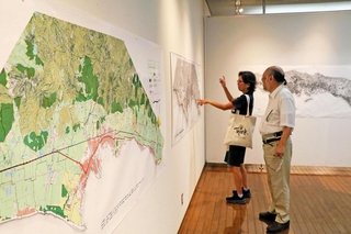 時代ごとに作られた神戸の地図から、市街地の広がりが一目で分かる＝こうべまちづくり会館