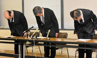 会見で患者の死亡を公表し、頭を下げる西神戸医療センターの北垣一院長（中央）ら＝21日午後、神戸市役所