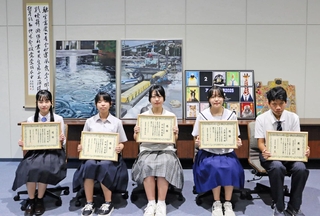 絵画や書が県教育委員会のフロアに展示され、県教育長感謝状を受け取った生徒たち＝神戸市東灘区田中町５、県教委