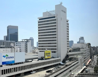 建て替えが検討されているセンタープラザ（中央）。手前がさんプラザ、奥がセンタープラザ西館＝神戸市中央区三宮町