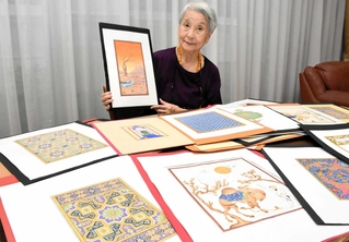 ヘラート派の細密画を手がける女性作家の作品の展示会を開く西垣敬子さん＝宝塚市武庫川町