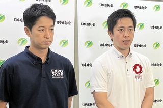 報道陣の取材に答える日本維新の会の吉村洋文代表（右）と藤田文武共同代表＝２１日夜、大阪市