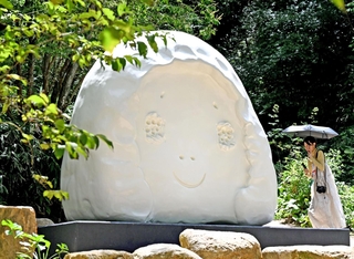 森の中に設置された奈良美智さんの作品「Ｐｅａｃｅ　Ｈｅａｄ」＝神戸市灘区六甲山町、ＲＯＫＫＯ森の音ミュージアム（撮影・風斗雅博）