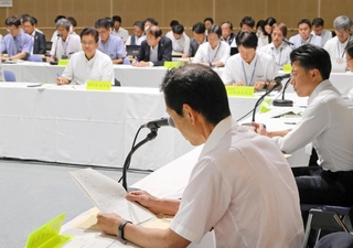 協議会で発言する島内３市長ら（手前右列）＝淡路市夢舞台