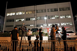 容疑者が逮捕され、報道関係者が詰めかけた葺合署＝２２日午後９時４３分、神戸市中央区吾妻通５