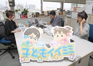 「子どもイイミミ」の電話に応対する担当者＝神戸新聞社（撮影・小林良多）