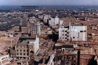 １９４６年３月に神戸タワーから撮影された戦後の新開地周辺。左上に「キャンプ・カーバー」が確認できる（米国国立公文書館所蔵）